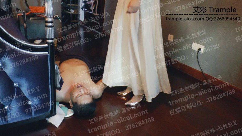 【网盘】馨雨礼服金色高跟鞋踩踏