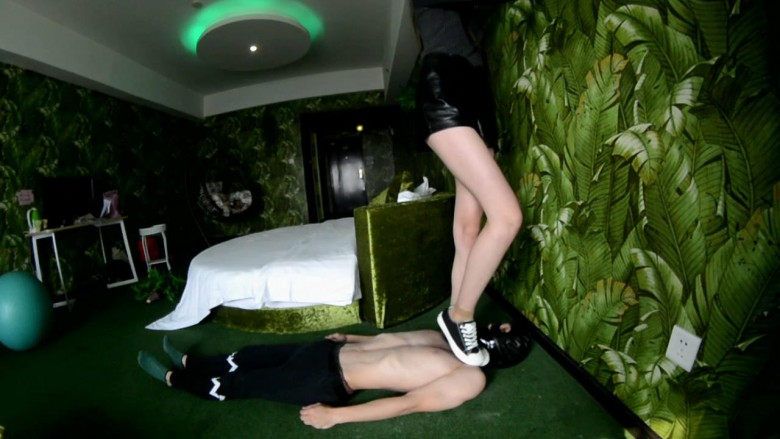 【网盘】『奴隶岛』—萱萱帆布鞋脚下的出气包