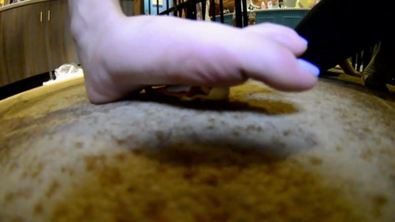 【网盘】『奴隶岛』—萱萱GTS踩小人、踩烂水果给你吃