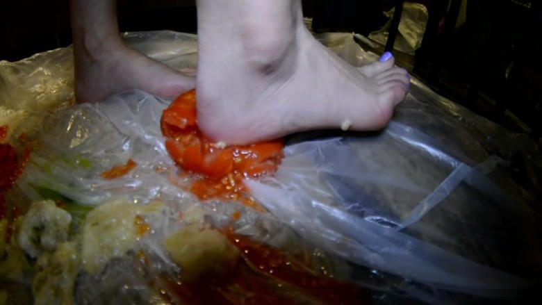 【网盘】『奴隶岛』—萱萱GTS踩小人、踩烂水果给你吃