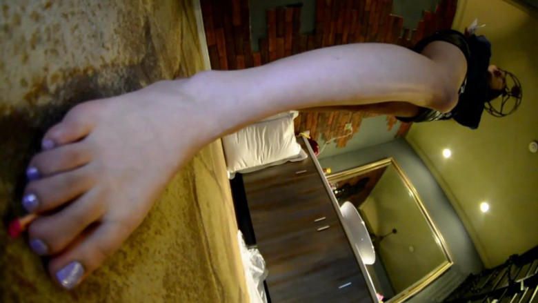 【网盘】『奴隶岛』—萱萱GTS踩小人、踩烂水果给你吃