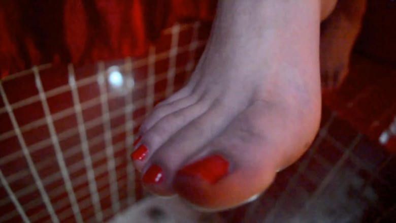 【网盘】『奴隶岛』—萱萱第一视角POV调教舔玉足