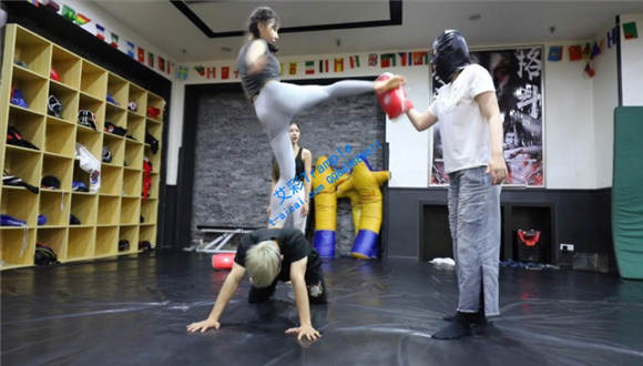 【网盘】〖H.P.L栖心之栈〗—女女摔跤与拳馆人肉垫