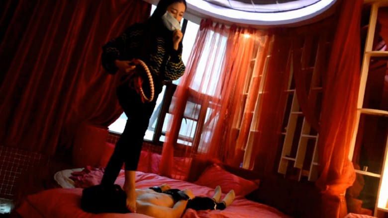 【网盘】『奴隶岛』—萱萱S坐脸调教、鞭子抽打