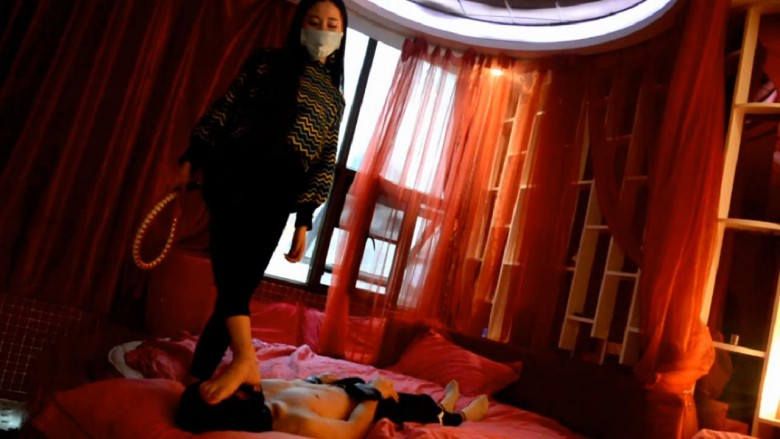 【网盘】『奴隶岛』—萱萱S坐脸调教、鞭子抽打