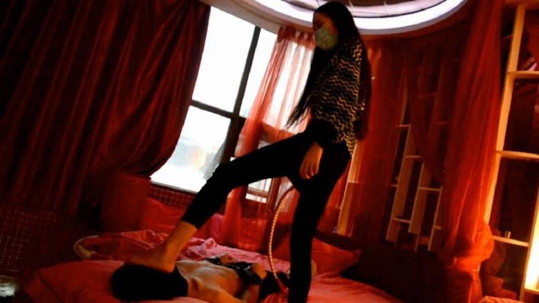 【网盘】『奴隶岛』—萱萱S坐脸调教、鞭子抽打