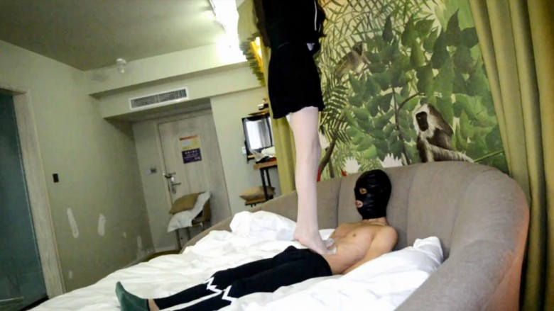 【网盘】『奴隶岛』—萱萱性感白皙长腿 踩虐恋足同事