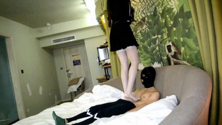 【网盘】『奴隶岛』—萱萱性感白皙长腿 踩虐恋足同事