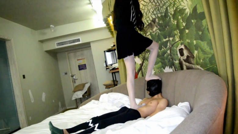 【网盘】『奴隶岛』—萱萱性感白皙长腿 踩虐恋足同事