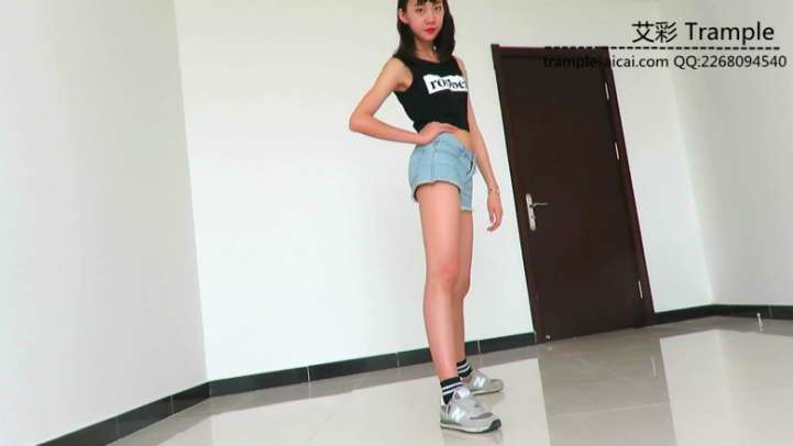 【网盘】00后天使女主运动装羞辱贱狗钻跨踩踏！