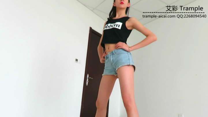 【网盘】00后天使女主运动装羞辱贱狗钻跨踩踏！