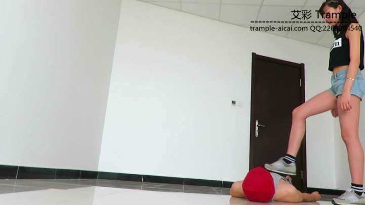 【网盘】00后天使女主运动装羞辱贱狗钻跨踩踏！