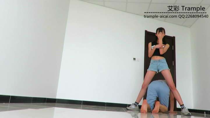 【网盘】00后天使女主运动装羞辱贱狗钻跨踩踏！
