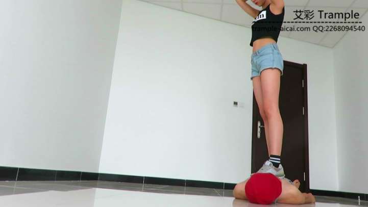 【网盘】00后天使女主运动装羞辱贱狗钻跨踩踏！