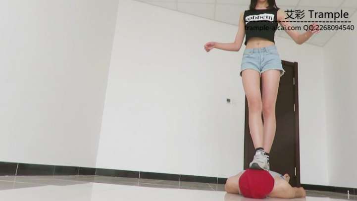 【网盘】00后天使女主运动装羞辱贱狗钻跨踩踏！