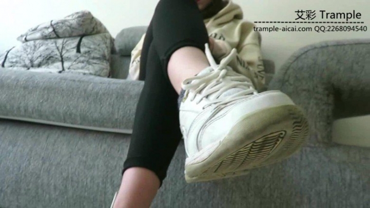 【网盘】跪舔00后天使女主肮脏的运动鞋底!