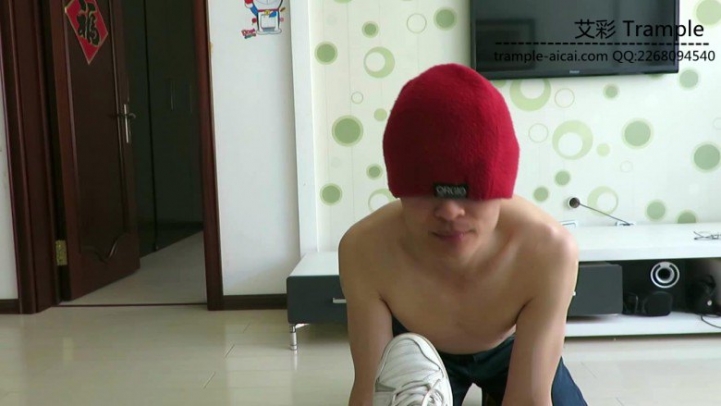 【网盘】跪舔00后天使女主肮脏的运动鞋底!