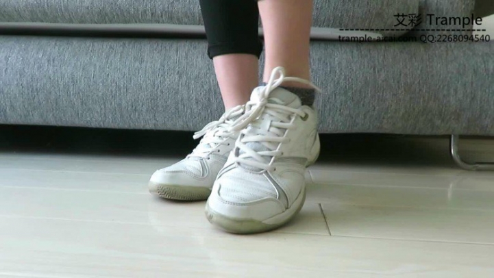 【网盘】跪舔00后天使女主肮脏的运动鞋底!