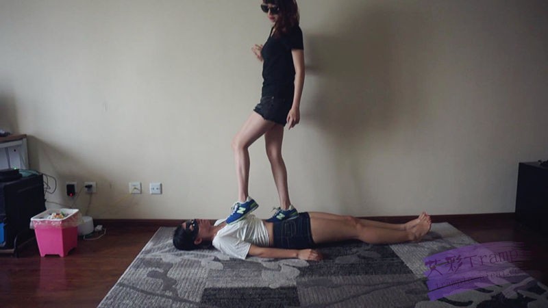 【网盘】『小妮女女』白袜运动鞋的羞辱践踏女奴