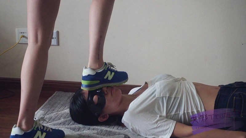 【网盘】『小妮女女』白袜运动鞋的羞辱践踏女奴