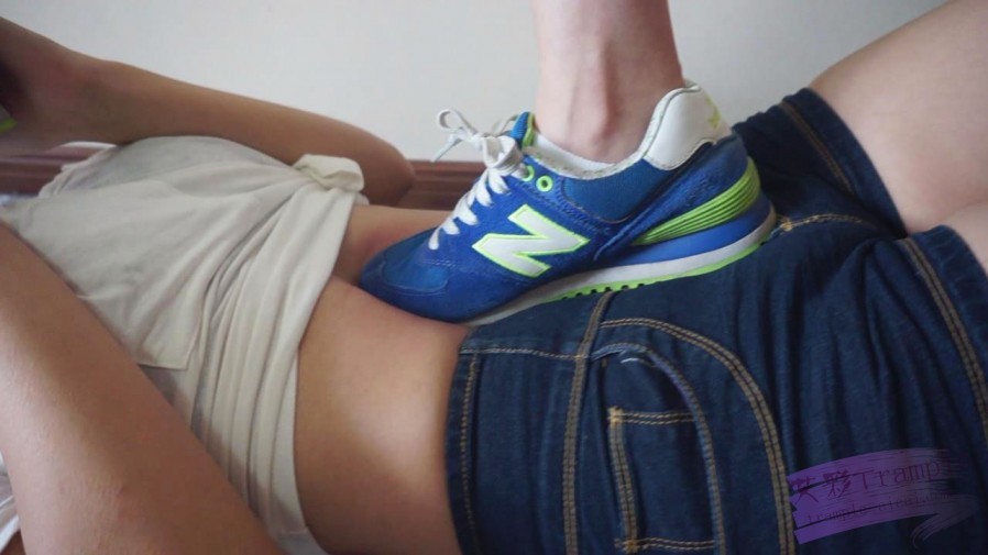 【网盘】『小妮女女』白袜运动鞋的羞辱践踏女奴