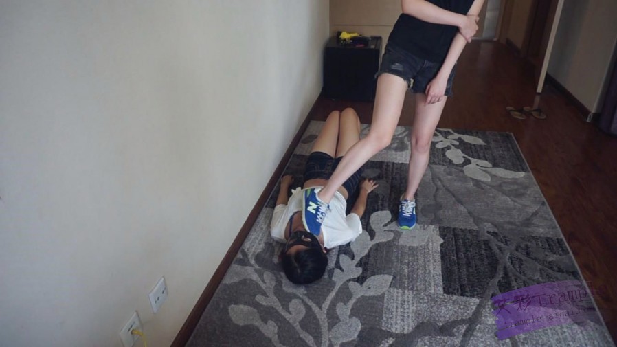 【网盘】『小妮女女』白袜运动鞋的羞辱践踏女奴