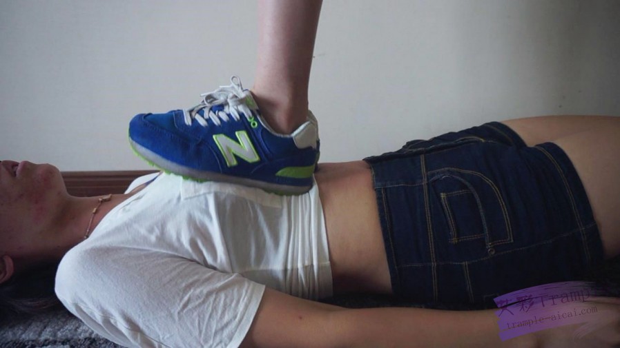 【网盘】『小妮女女』白袜运动鞋的羞辱践踏女奴