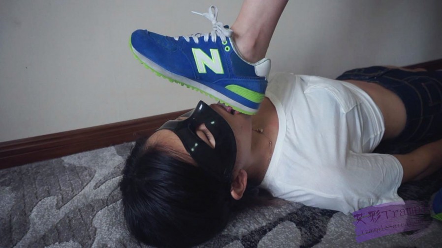 【网盘】『小妮女女』白袜运动鞋的羞辱践踏女奴