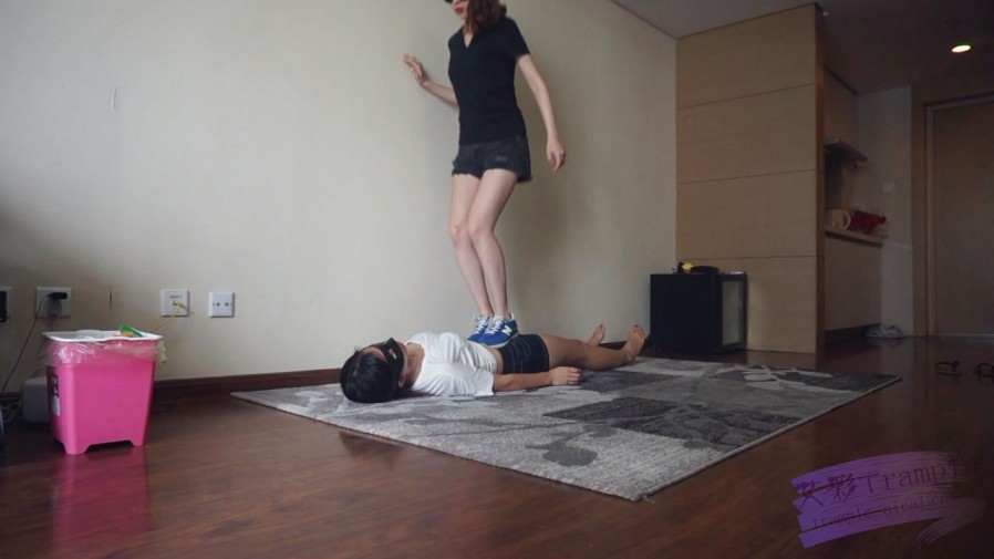 【网盘】『小妮女女』白袜运动鞋的羞辱践踏女奴