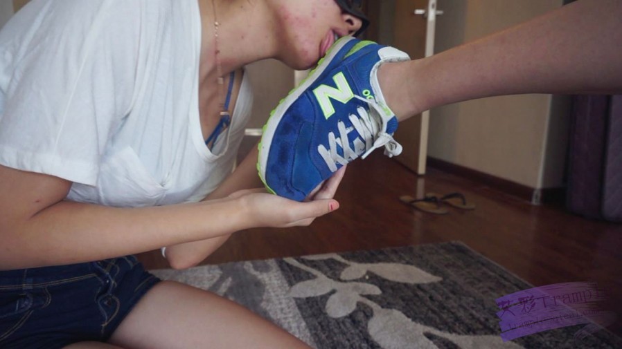 【网盘】『小妮女女』白袜运动鞋的羞辱践踏女奴