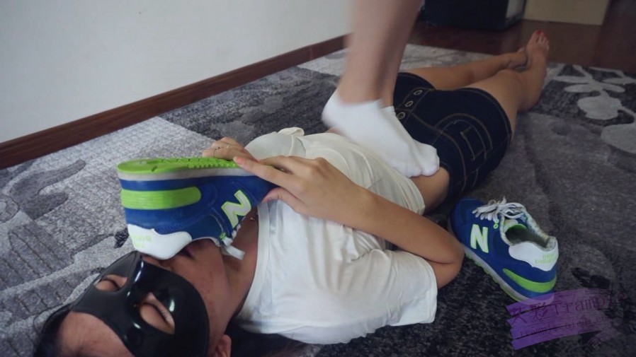 【网盘】『小妮女女』白袜运动鞋的羞辱践踏女奴