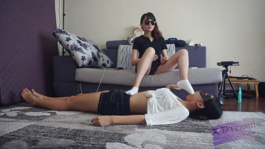 【网盘】『小妮女女』白袜运动鞋的羞辱践踏女奴