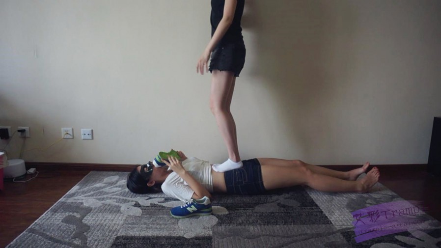 【网盘】『小妮女女』白袜运动鞋的羞辱践踏女奴