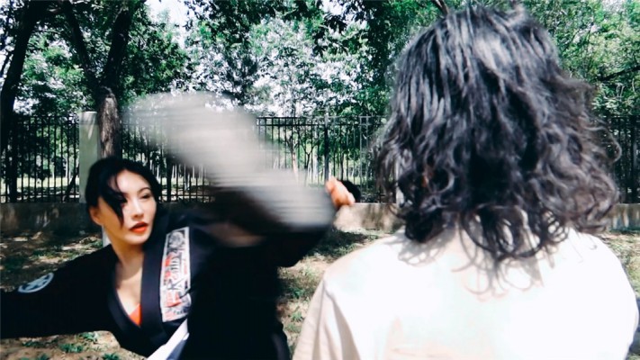 【网盘】【冰时代】野外暴力踹脸踢死偷窥者冰果棍