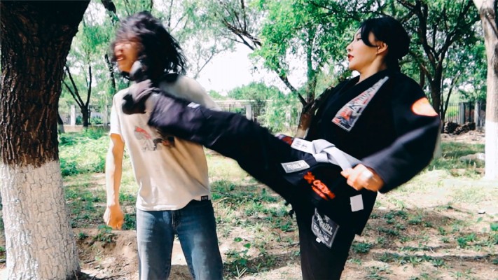 【网盘】【冰时代】野外暴力踹脸踢死偷窥者冰果棍