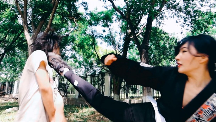 【网盘】【冰时代】野外暴力踹脸踢死偷窥者冰果棍