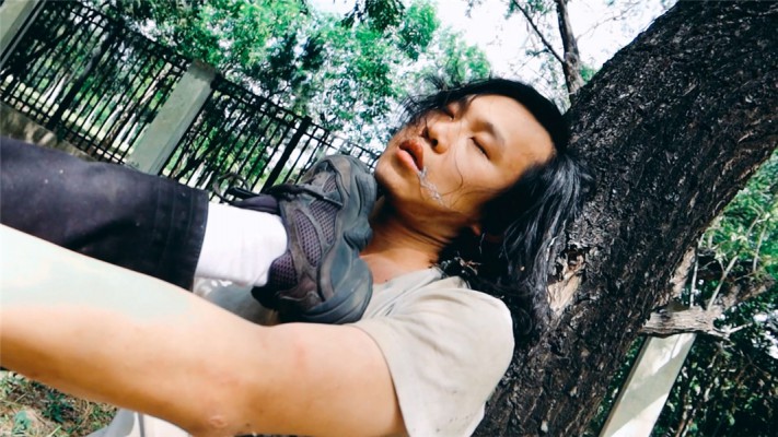 【网盘】【冰时代】野外暴力踹脸踢死偷窥者冰果棍