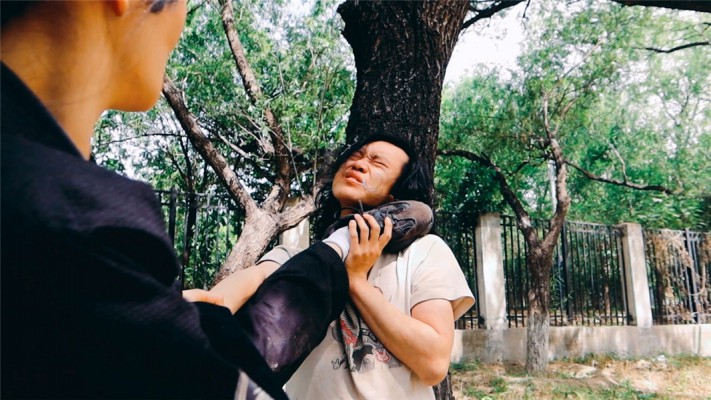 【网盘】【冰时代】野外暴力踹脸踢死偷窥者冰果棍