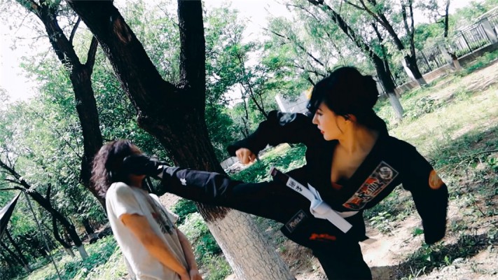 【网盘】【冰时代】野外暴力踹脸踢死偷窥者冰果棍