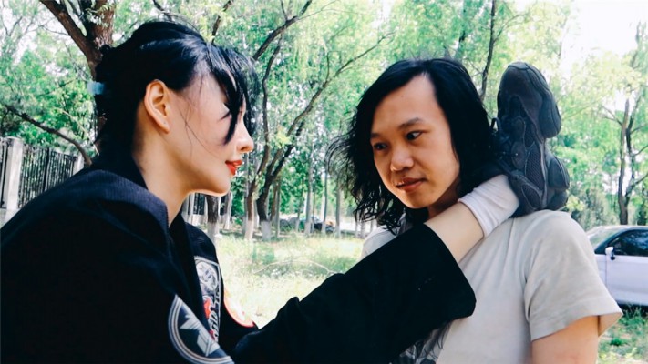 【网盘】【冰时代】野外暴力踹脸踢死偷窥者冰果棍