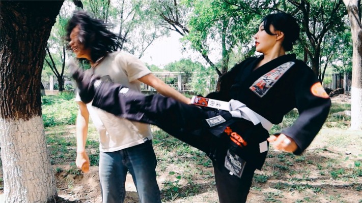 【网盘】【冰时代】野外暴力踹脸踢死偷窥者冰果棍