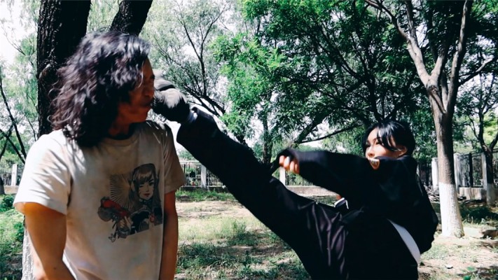 【网盘】【冰时代】野外暴力踹脸踢死偷窥者冰果棍