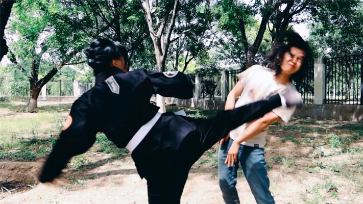 【网盘】【冰时代】野外暴力踹脸踢死偷窥者冰果棍