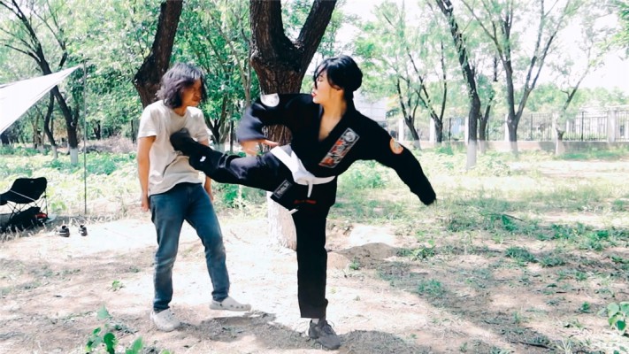 【网盘】【冰时代】野外暴力踹脸踢死偷窥者冰果棍