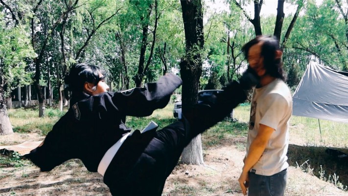 【网盘】【冰时代】野外暴力踹脸踢死偷窥者冰果棍