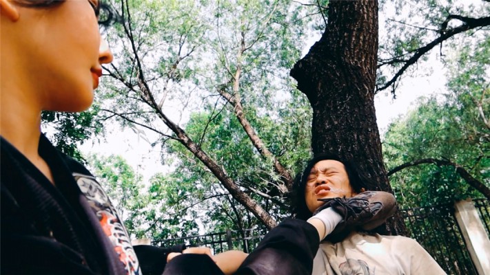 【网盘】【冰时代】野外暴力踹脸踢死偷窥者冰果棍