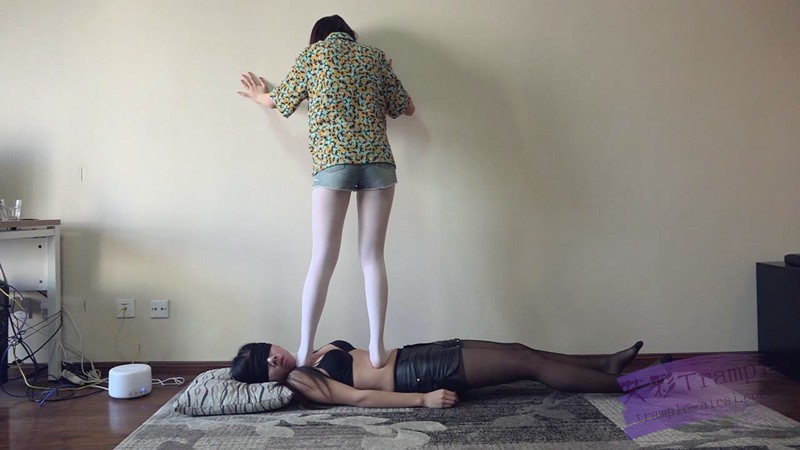 【网盘】『小妮女女』无情践踏女M，纯虐，胸踩憋，脸变形