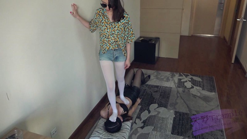 【网盘】『小妮女女』无情践踏女M，纯虐，胸踩憋，脸变形