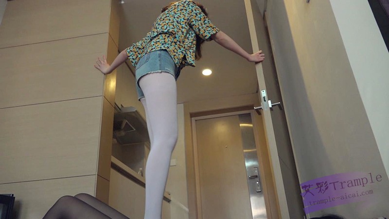 【网盘】『小妮女女』无情践踏女M，纯虐，胸踩憋，脸变形