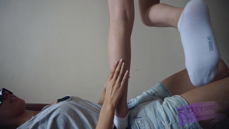 【网盘】『小妮女女』恋足妹妹,撒娇让姐姐踩自己,舔姐姐的鞋袜